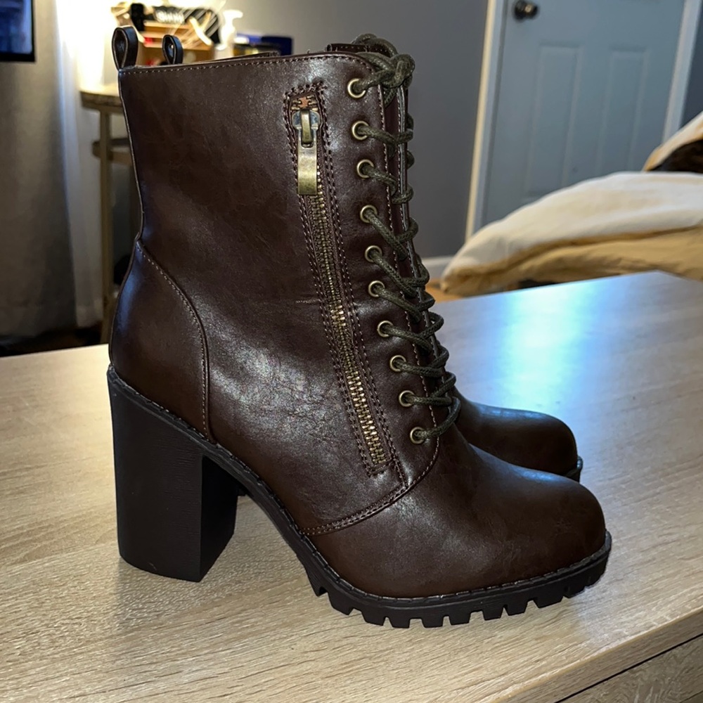 7.5 size brown heel ankle boots